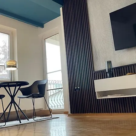 D & E Apartment *